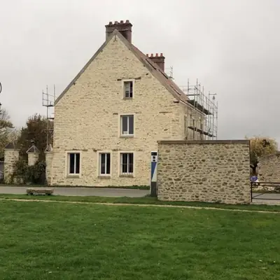 Maison ancienne en pierre dont la façade et les encadrements ont été rénovés