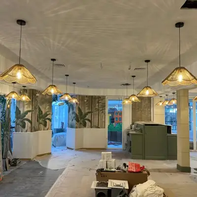 Local commercial rénové : plafond, décors muraux, comptoir et éclairage en place