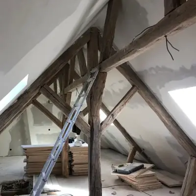 Combles en cours d'aménagement, plaques de plâtre posées autour de la charpente ancienne