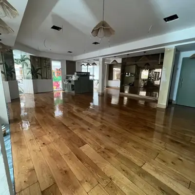 Grande salle avec parquet en bois massif posé et vitrifié, aménagement en cours