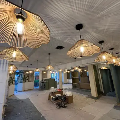 Plafond refait et suspensions installées dans un local en fin de chantier