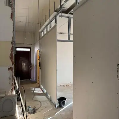 Cloisons en plaques de plâtre montées sur ossature métallique dans un couloir