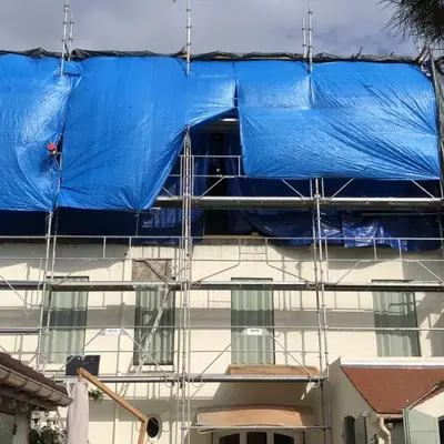Bâche de protection installée sur l'échafaudage pour mettre le bâtiment hors d'eau