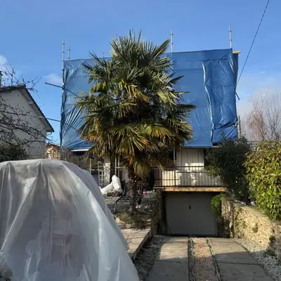 Maison entièrement bâchée en partie haute pendant la réfection de sa toiture